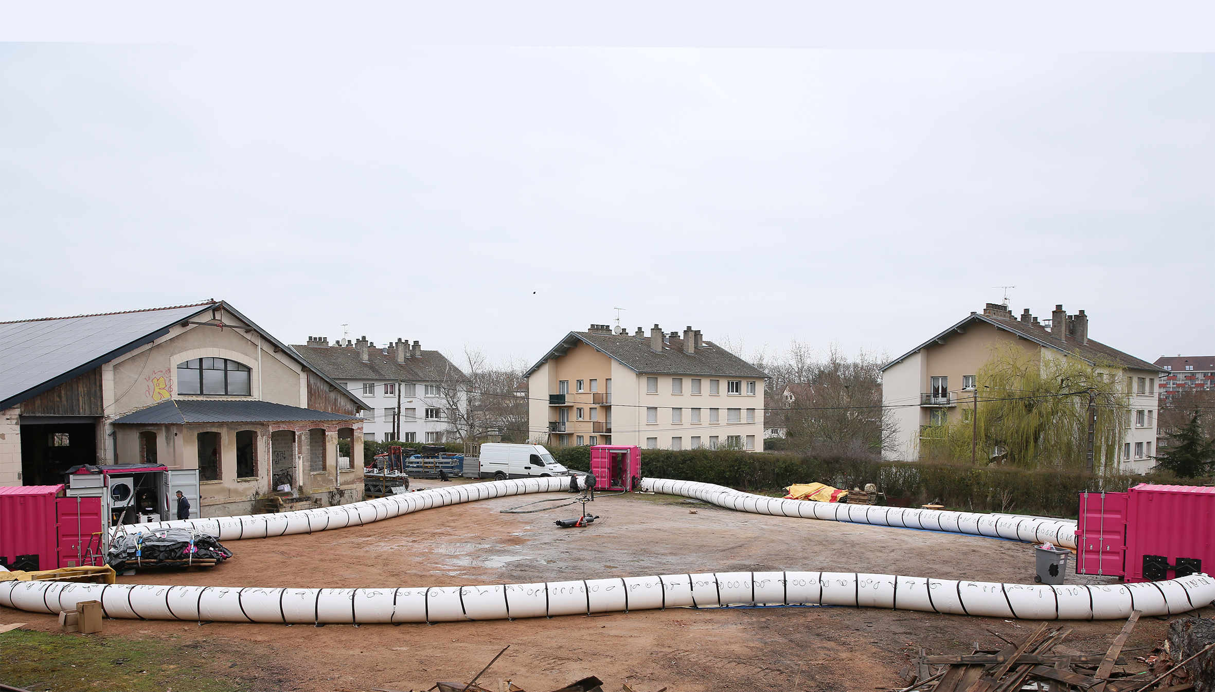 Installation du chapiteau gonflable Les Fauves à Semur-en-Auxois, 2022